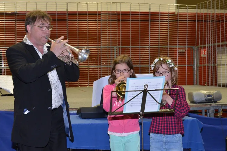 pascal-poro-trompette  Pascal PORO, professeur de trompette, en concert avec ses élèves.